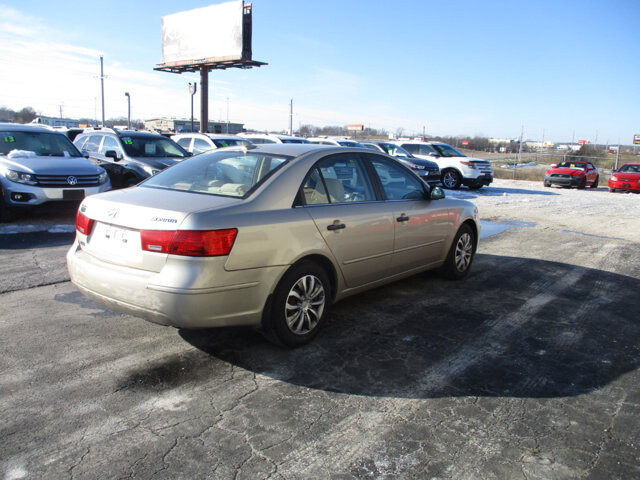 2010 Hyundai Sonata in Oak Grove, MO 64075 - 18081403 5