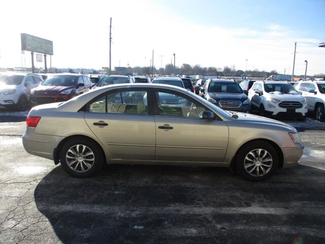 2010 Hyundai Sonata in Oak Grove, MO 64075 - 18081403 4