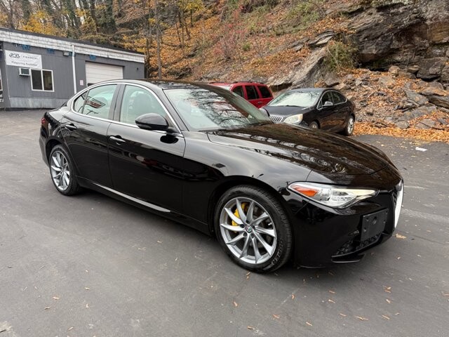 2017 Alfa Romeo Giulia in Pottsville, PA 17901 - 18081739 7
