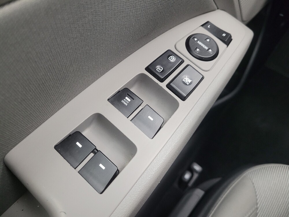 2017 Hyundai Elantra in Indianapolis, IN 46222 - 18081981 27