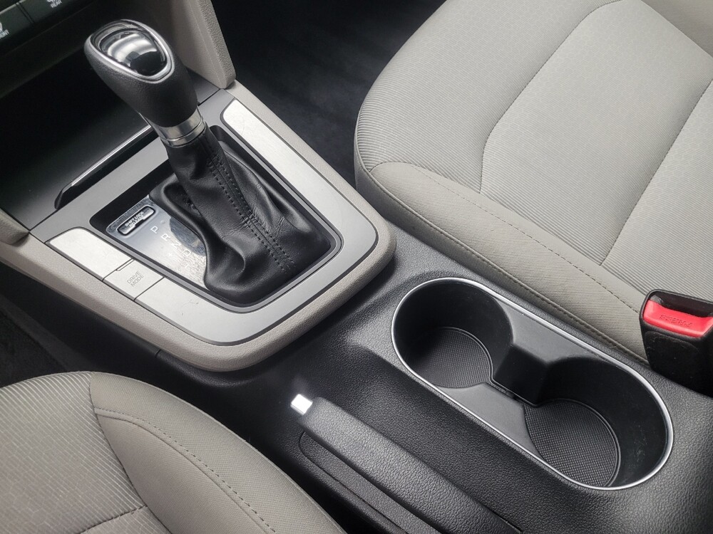 2017 Hyundai Elantra in Indianapolis, IN 46222 - 18081981 26
