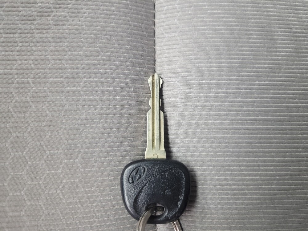 2017 Hyundai Elantra in Indianapolis, IN 46222 - 18081981 32