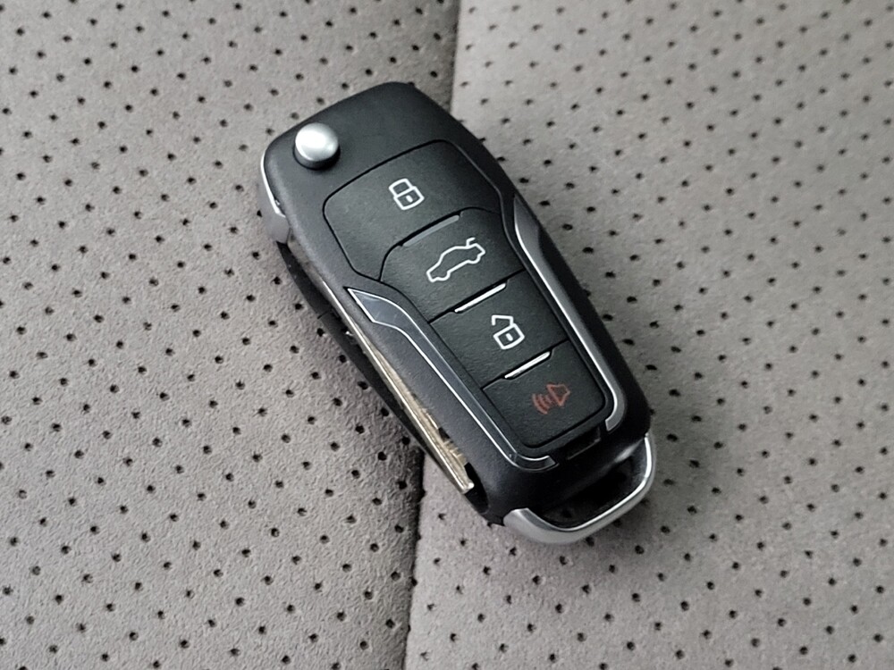 2016 Toyota Camry in Glendale, AZ 85301 - 18082070 32