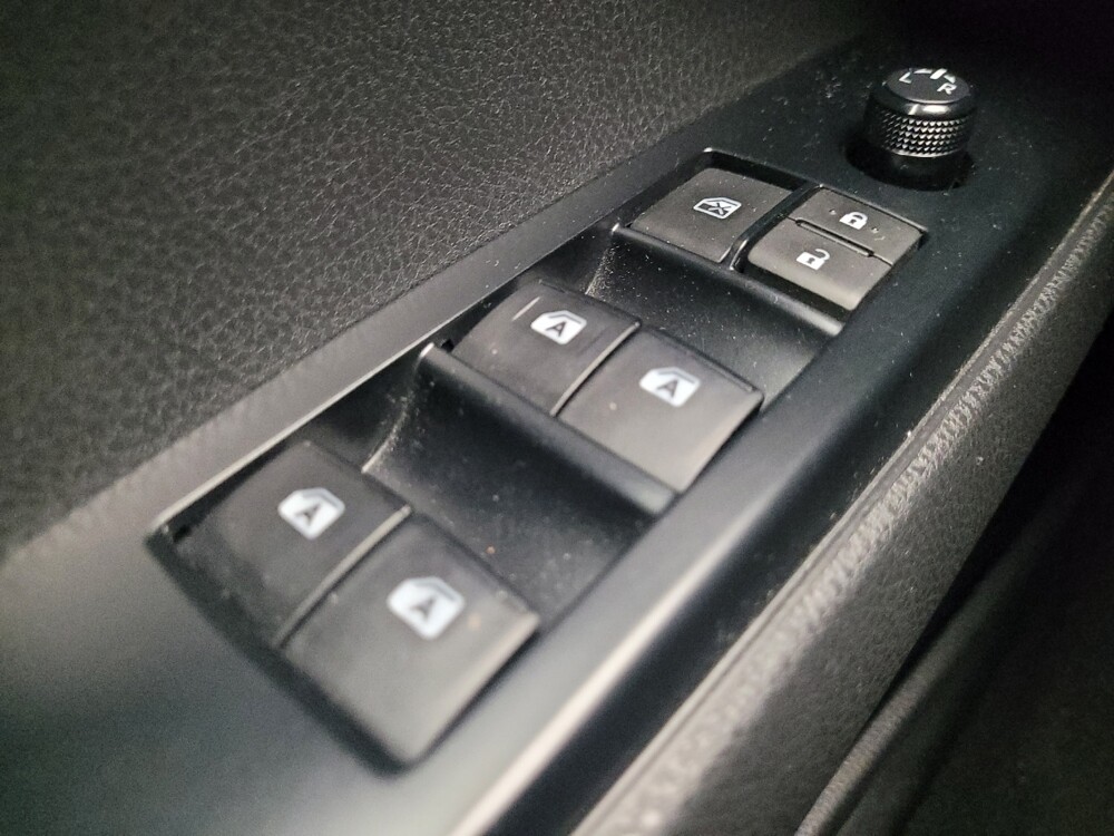 2020 Toyota Camry in Indianapolis, IN 46222 - 18082076 27