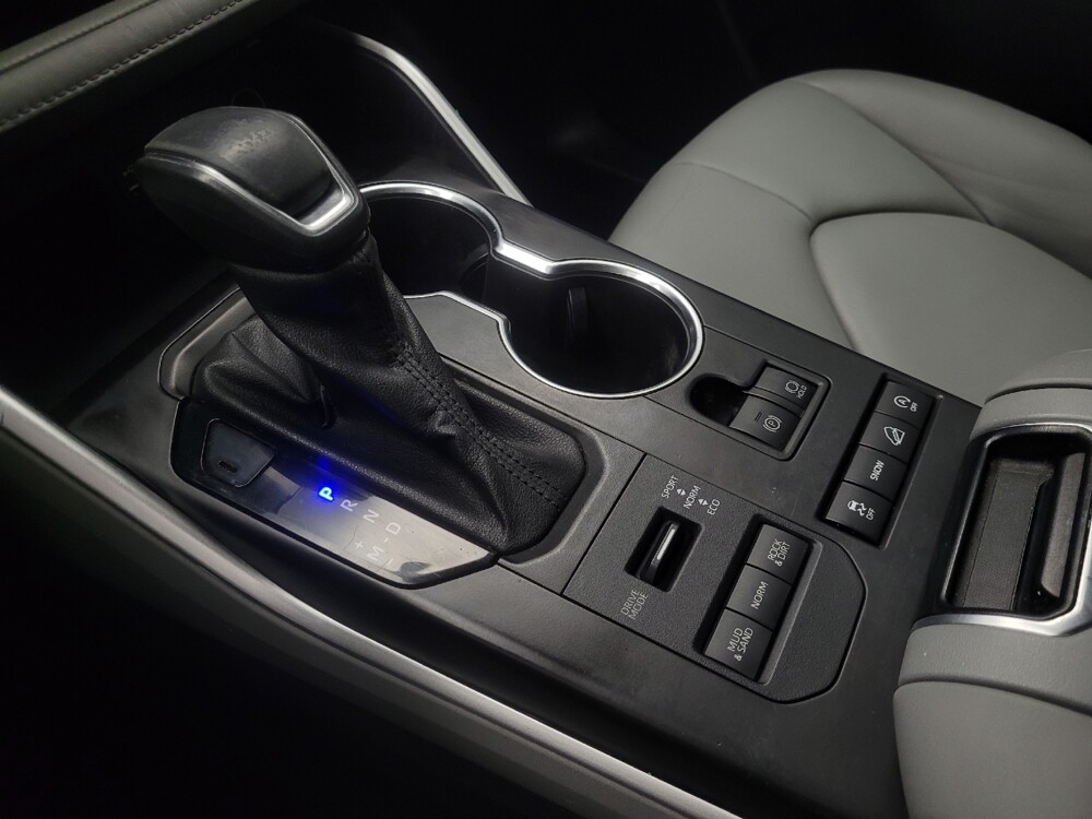 2022 Toyota Highlander in Ft Wayne, IN 46805 - 18082702 26