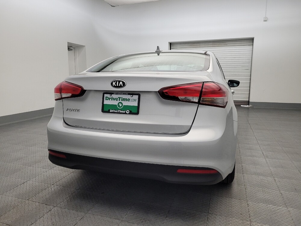 2017 Kia Forte in Glendale, AZ 85301 - 18082711 7