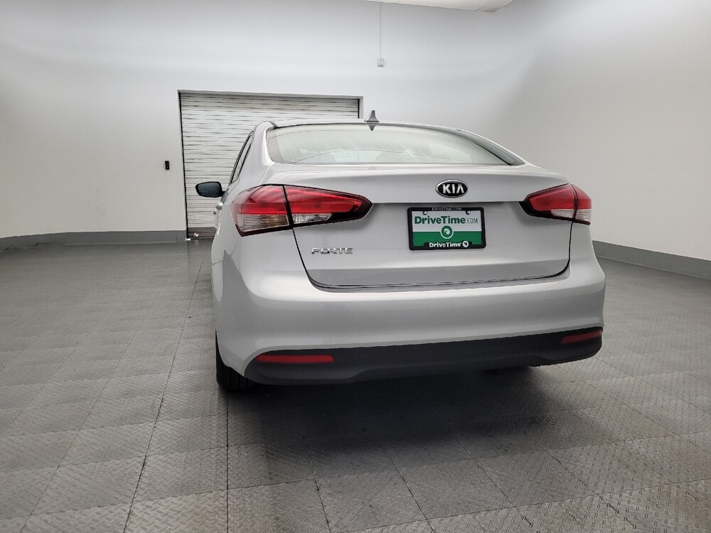2017 Kia Forte in Glendale, AZ 85301 - 18082711 6