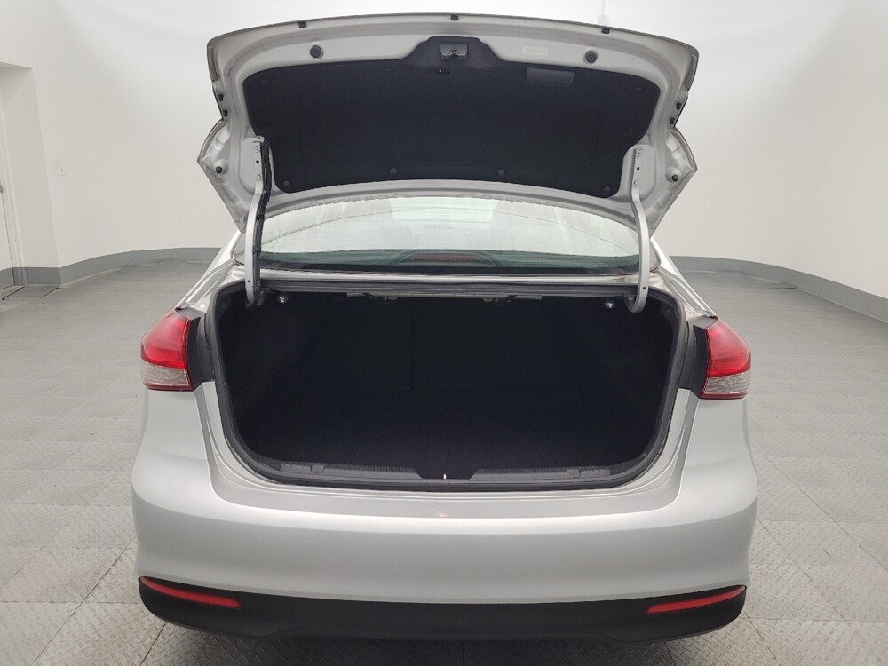 2017 Kia Forte in Glendale, AZ 85301 - 18082711 29