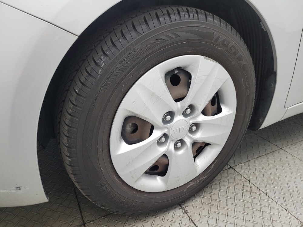 2017 Kia Forte in Glendale, AZ 85301 - 18082711 31