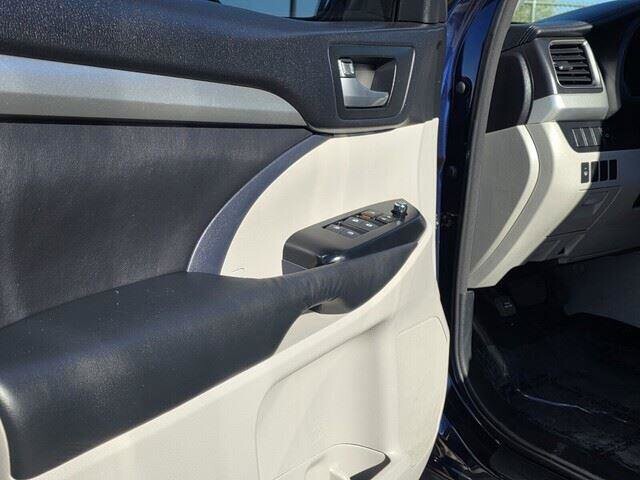 2014 Toyota Highlander in Mesa, AZ 85212 - 18082760 12