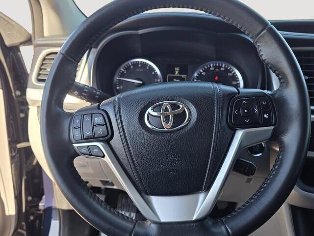2014 Toyota Highlander in Mesa, AZ 85212 - 18082760 24