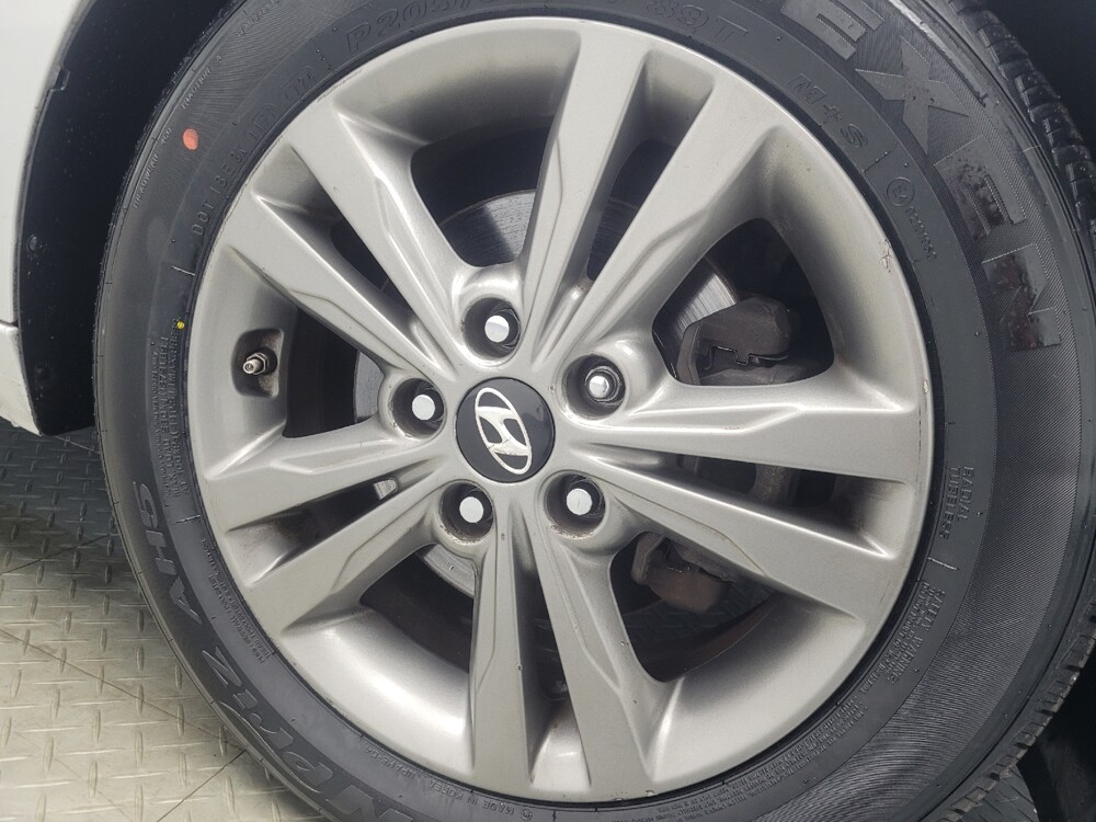 2018 Hyundai Elantra in Indianapolis, IN 46222 - 18083421 31