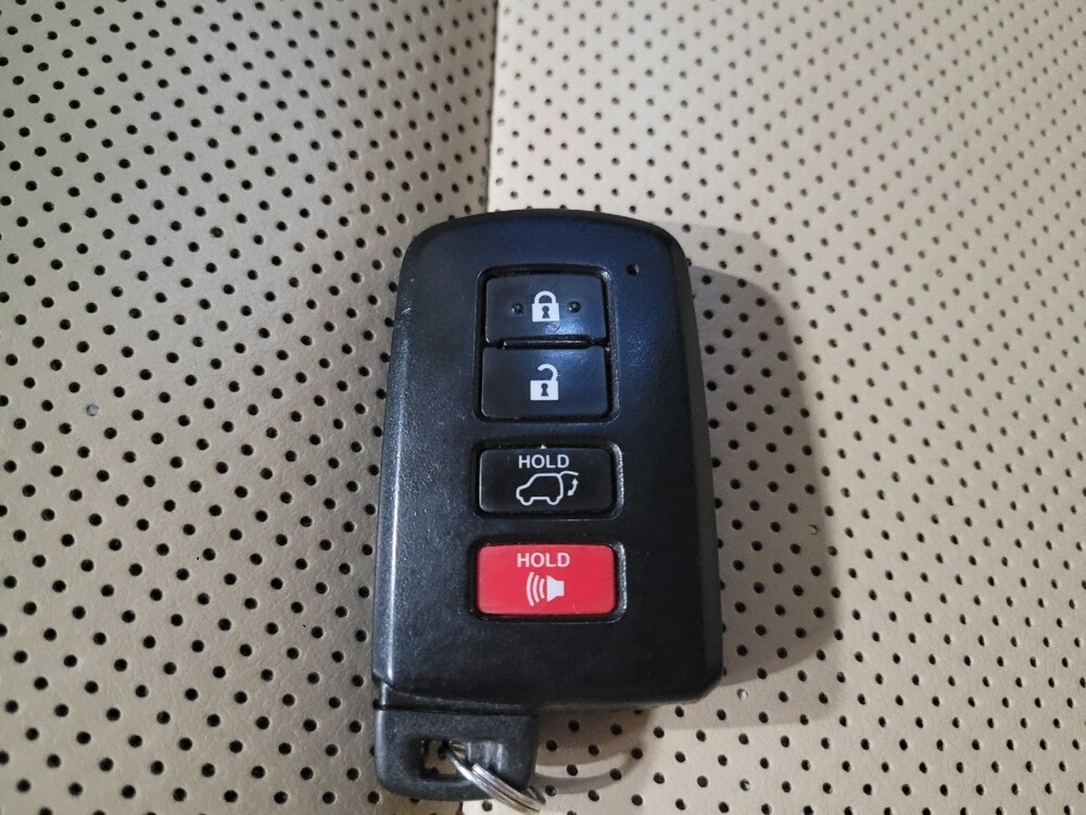 2018 Toyota Highlander in Glen Burnie, MD 21061 - 18083641 32