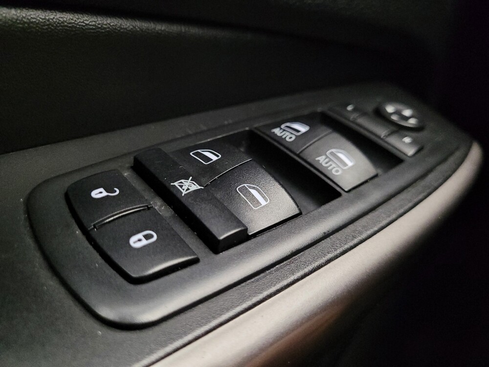 2019 Jeep Cherokee in Phoenix, AZ 85015 - 18083686 27