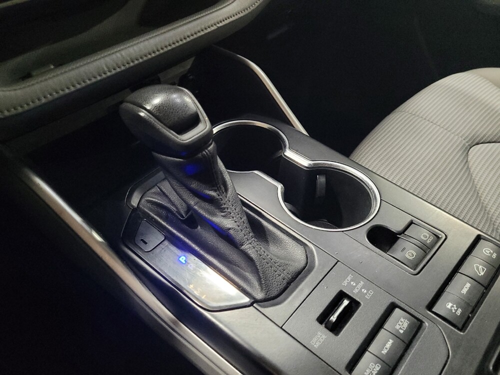 2020 Toyota Highlander in New Castle, DE 19720 - 18084065 26