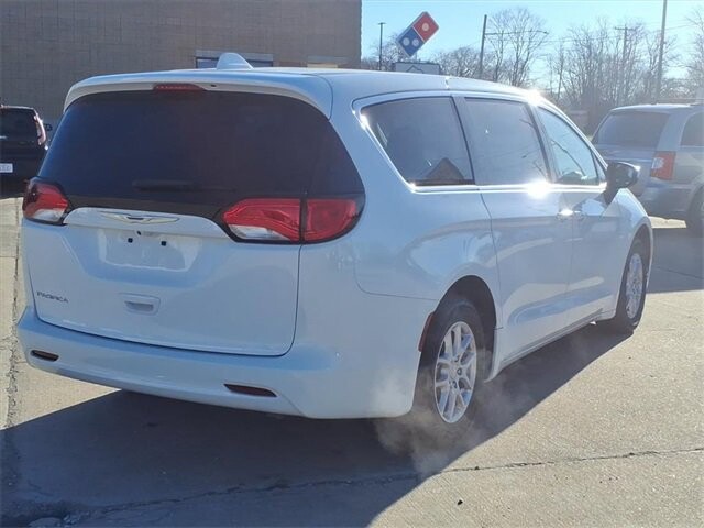 2017 Chrysler Pacifica in Troy, IL 62294-1376 - 18084292 30