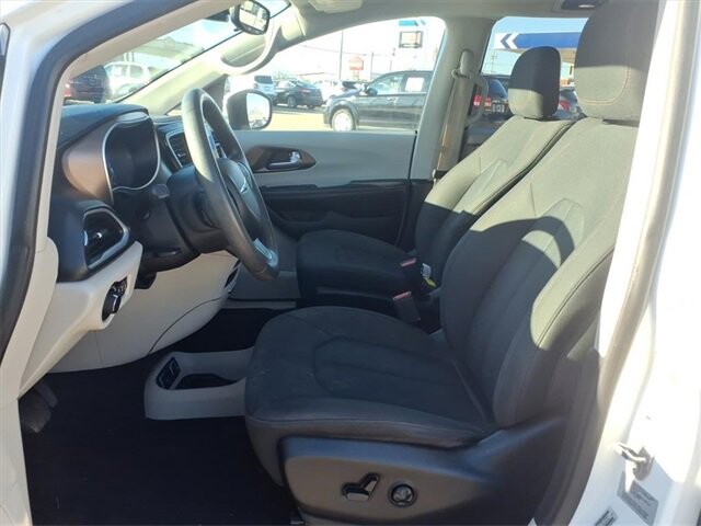 2017 Chrysler Pacifica in Troy, IL 62294-1376 - 18084292 23