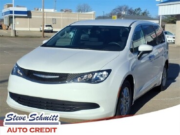 2017 Chrysler Pacifica in Troy, IL 62294-1376
