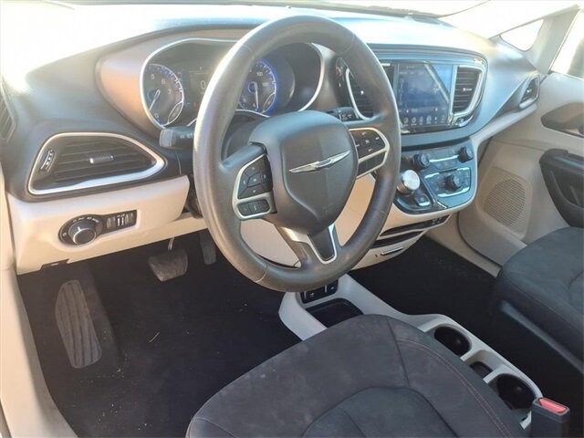 2017 Chrysler Pacifica in Troy, IL 62294-1376 - 18084292 5