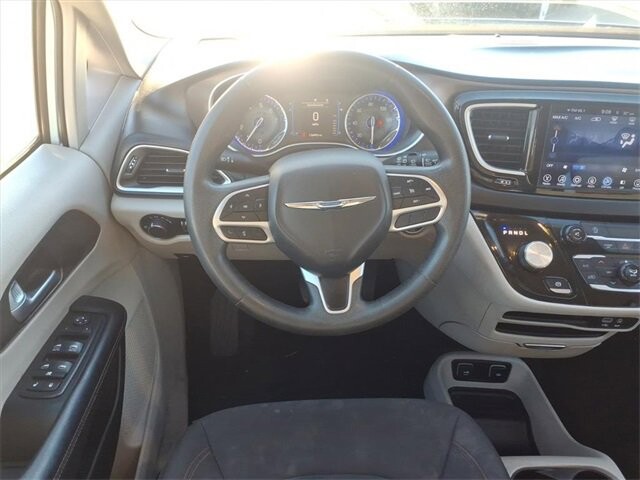 2017 Chrysler Pacifica in Troy, IL 62294-1376 - 18084292 3