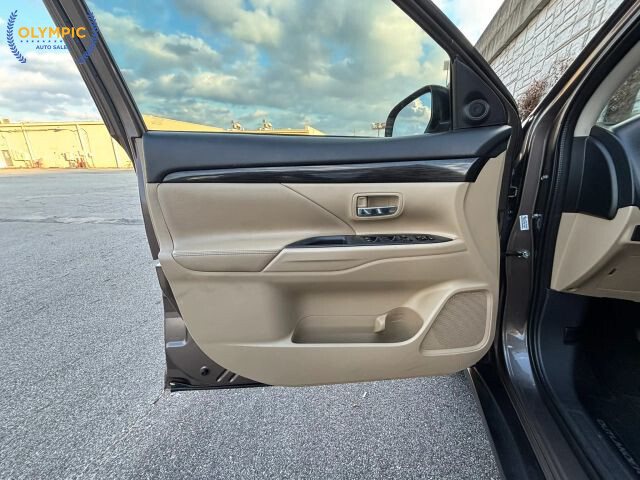 2017 Mitsubishi Outlander in Decatur, GA 30032 - 18084496 41