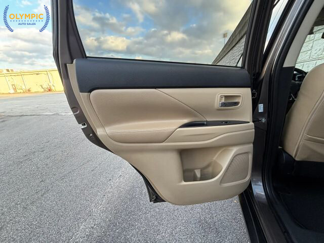 2017 Mitsubishi Outlander in Decatur, GA 30032 - 18084496 43