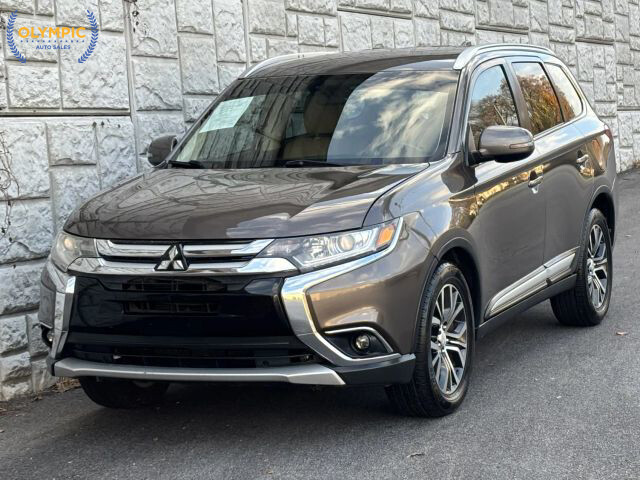 2017 Mitsubishi Outlander in Decatur, GA 30032 - 18084496