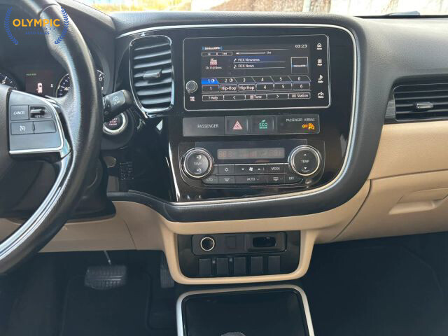 2017 Mitsubishi Outlander in Decatur, GA 30032 - 18084496 27