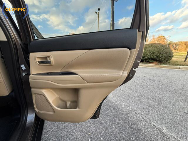 2017 Mitsubishi Outlander in Decatur, GA 30032 - 18084496 44