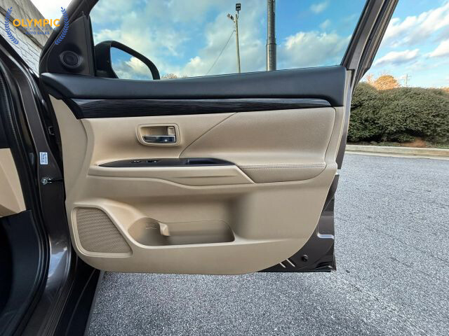 2017 Mitsubishi Outlander in Decatur, GA 30032 - 18084496 42