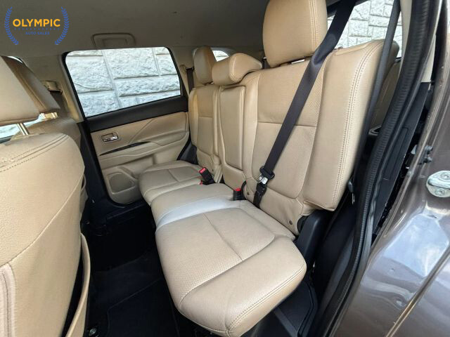 2017 Mitsubishi Outlander in Decatur, GA 30032 - 18084496 37