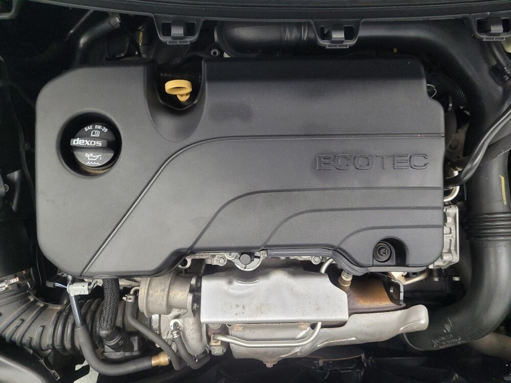 2018 Chevrolet Cruze in Highland, IN 46322 - 18084684 30