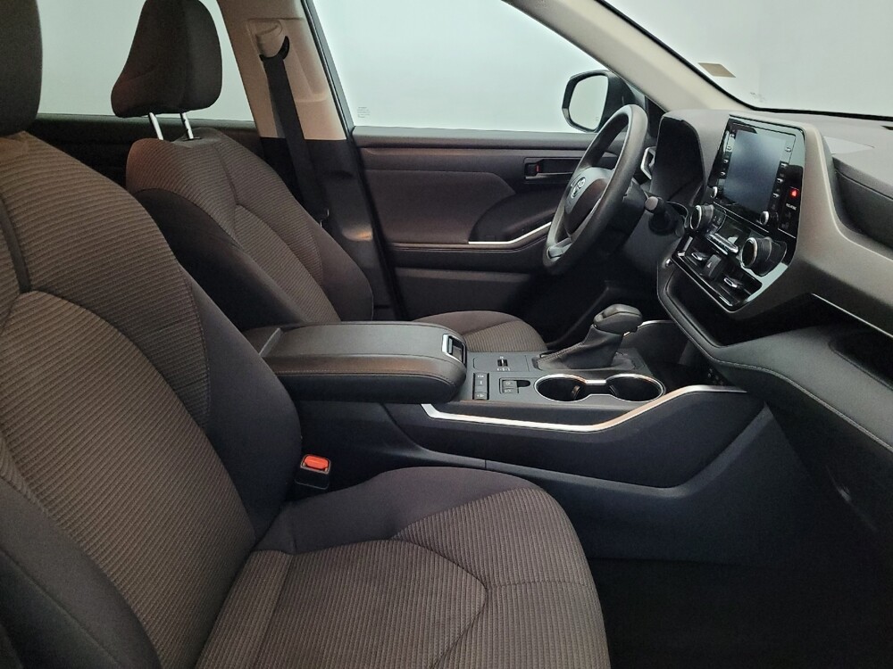 2022 Toyota Highlander in Allentown, PA 18103 - 18085069 21