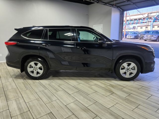 2022 Toyota Highlander in Cinnaminson, NJ 08077 - 18085169 6