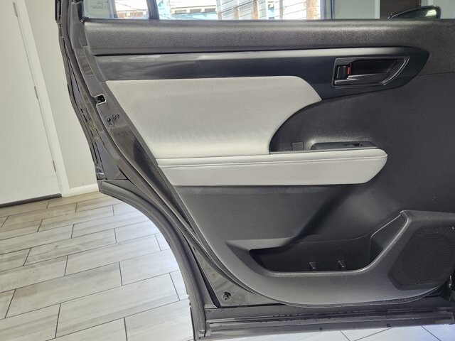 2022 Toyota Highlander in Cinnaminson, NJ 08077 - 18085169 12