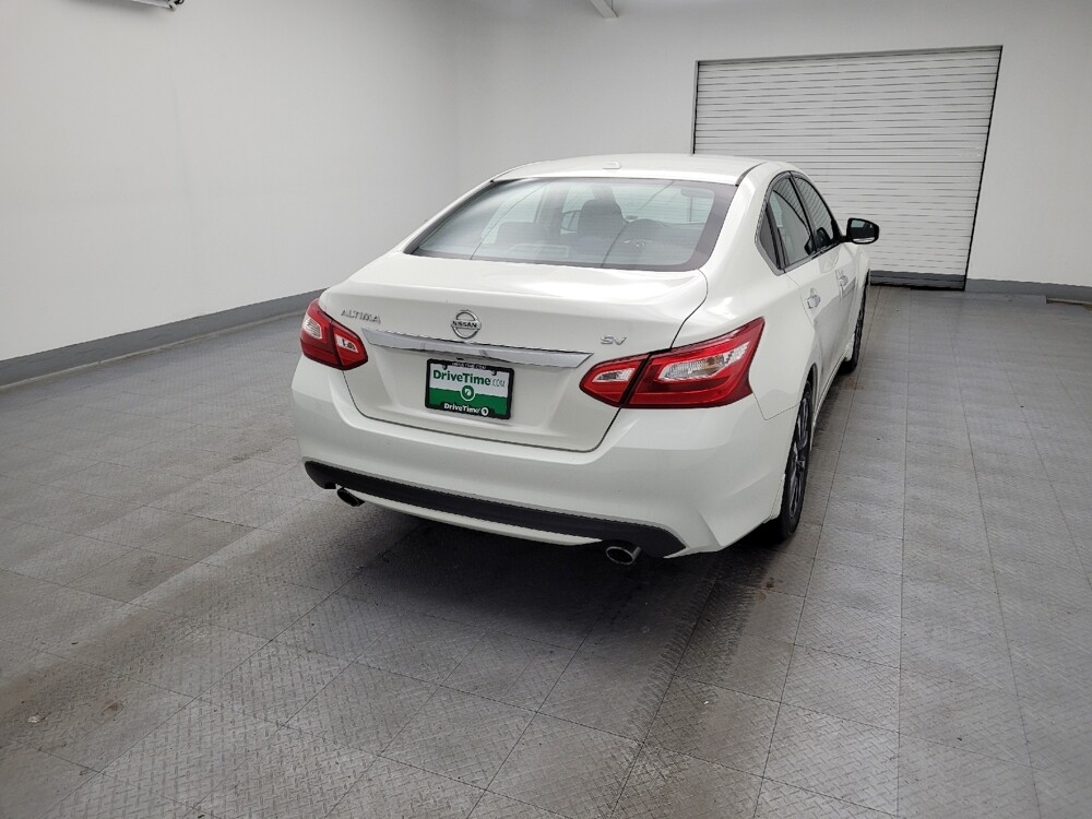 2017 Nissan Altima in Fairfield, OH 45014 - 18085428 7