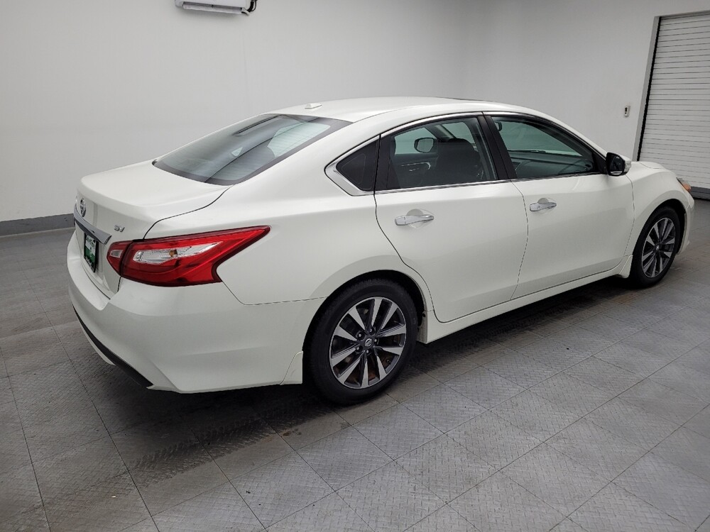 2017 Nissan Altima in Fairfield, OH 45014 - 18085428 10