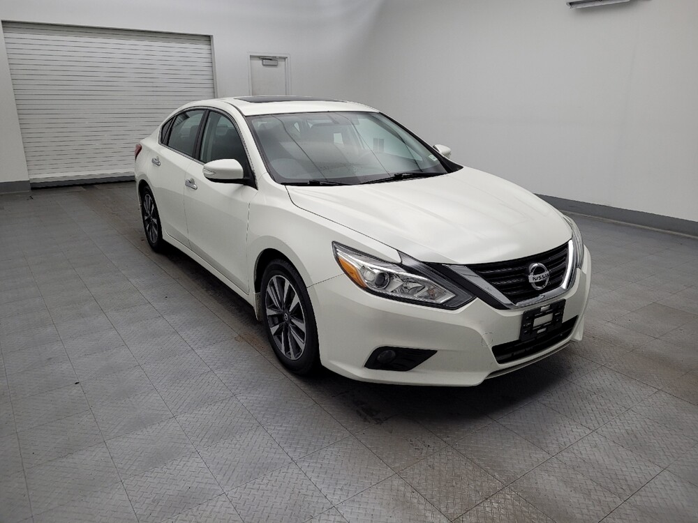 2017 Nissan Altima in Fairfield, OH 45014 - 18085428 13