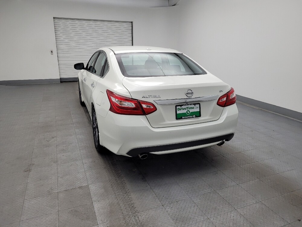 2017 Nissan Altima in Fairfield, OH 45014 - 18085428 6