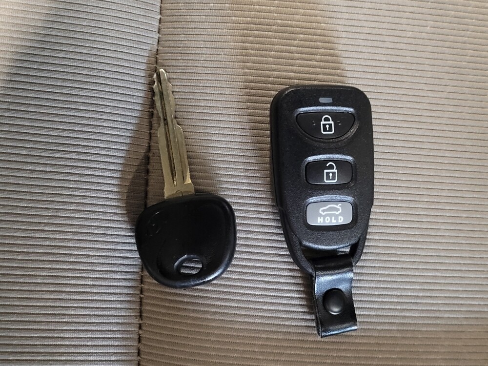 2017 Hyundai Elantra in Miami, FL 33157 - 18085976 32