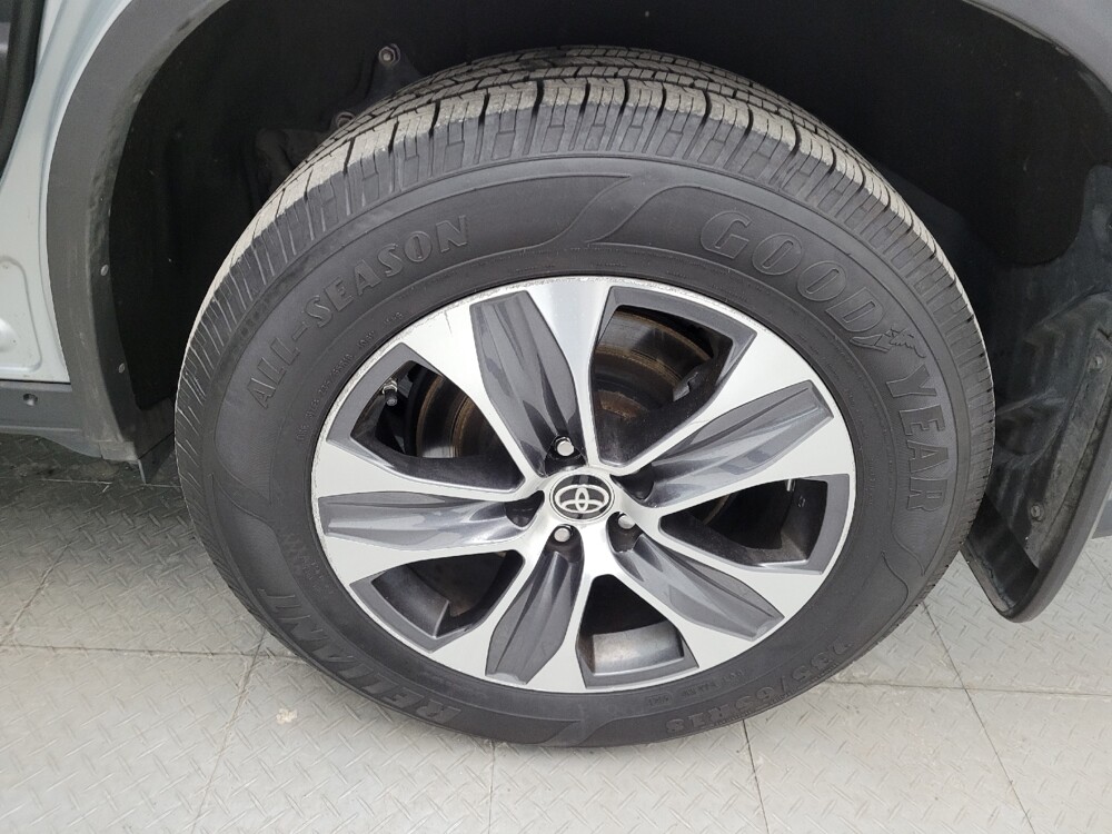 2020 Toyota Highlander in Cincinnati, OH 45255 - 18086426 31