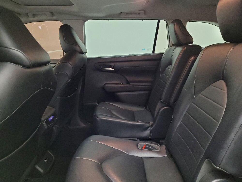 2020 Toyota Highlander in Cincinnati, OH 45255 - 18086426 18