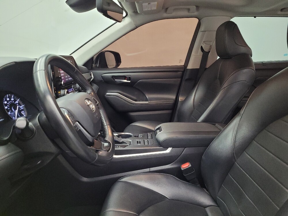 2020 Toyota Highlander in Cincinnati, OH 45255 - 18086426 17