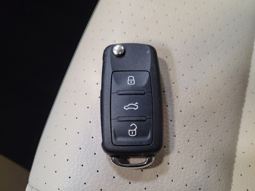 2017 Volkswagen Tiguan in Downey, CA 90241 - 18086535 32