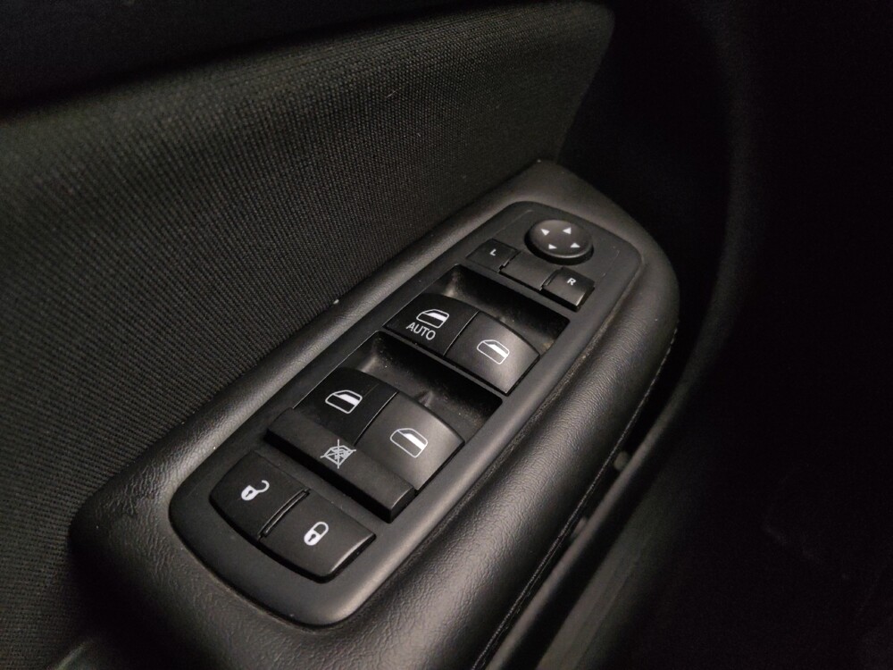 2017 Chrysler 200 in St. Louis, MO 63136 - 18086602 27