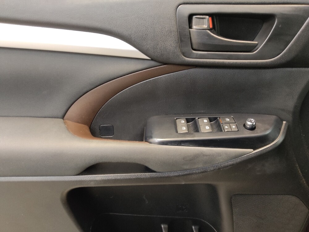 2017 Toyota Highlander in Fairfield, OH 45014 - 18086679 27