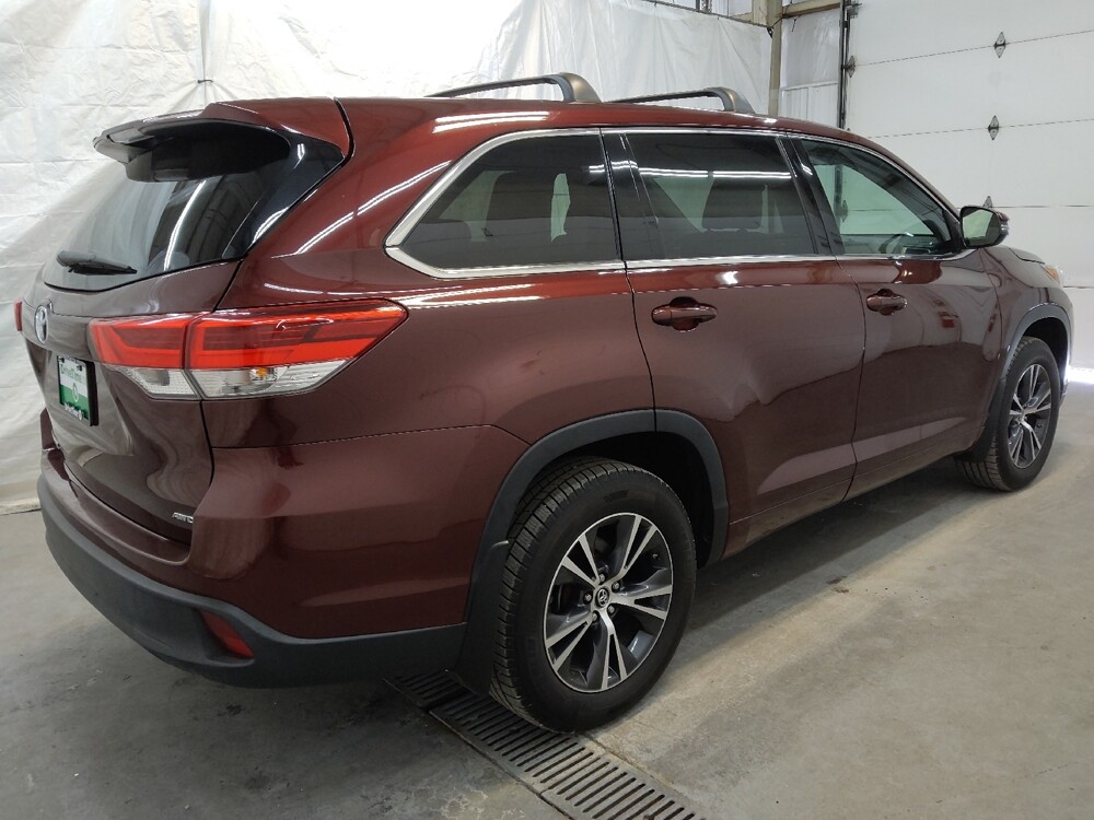 2017 Toyota Highlander in Fairfield, OH 45014 - 18086679 10