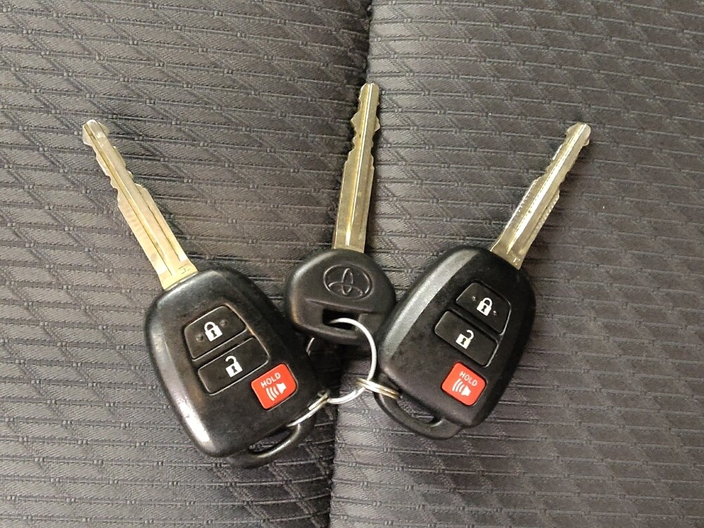 2017 Toyota Highlander in Fairfield, OH 45014 - 18086679 32