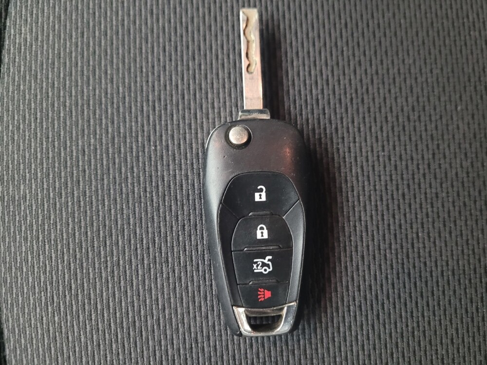 2017 Chevrolet Cruze in Indianapolis, IN 46222 - 18086691 32