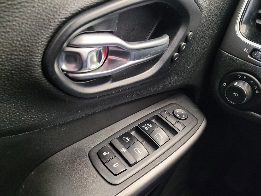 2019 Jeep Cherokee in Louisville, KY 40258 - 18087003 27